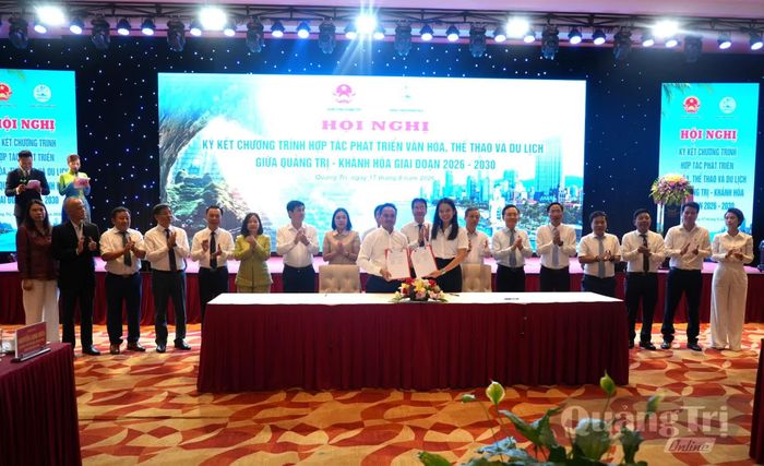 Công ty TNHH Thương mại và Du lịch ABTOURS (Khánh Hòa) và Công ty CP phát triển đô thị Phương Bắc (Quảng Trị) ký kết biên bản hợp tác - Ảnh:T.Đ