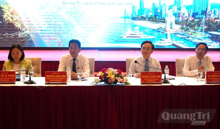 Đồng chí Hoàng Xuân Tân, Phó Chủ tịch UBND tỉnh Quảng Trị và đồng chí Nguyễn Long Biên, Phó Chủ tịch Thường trực UBND tỉnh Khánh Hòa chủ trì phiên thảo luận tại hội nghị - Ảnh: T.Đ