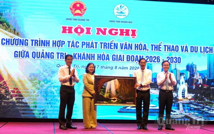 Đại diện lãnh đạo Sở Văn hóa, Thể thao và Du lịch tỉnh Quảng Trị tặng quà Sở Văn hóa, Thể thao và Du lịch tỉnh Khánh Hòa - Ảnh: T.Đ