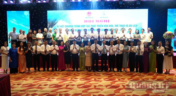 Đại diện lãnh đạo hai tỉnh Quảng Trị và Khánh Hòa chụp ảnh lưu niệm cùng các đại biểu tại hội nghị - Ảnh: T.Đ