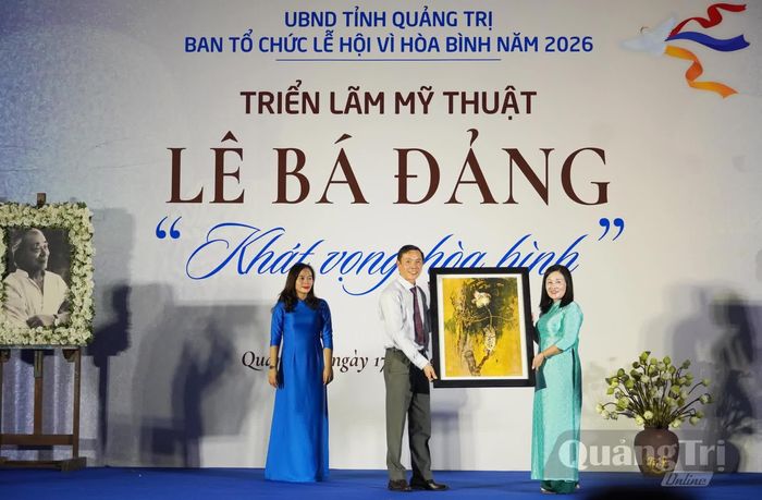 Gia đình cố họa sĩ Lê Bá Đảng trao tặng các tác phẩm hội họa cho Bảo tàng tỉnh Quảng Trị - Ảnh: X.P