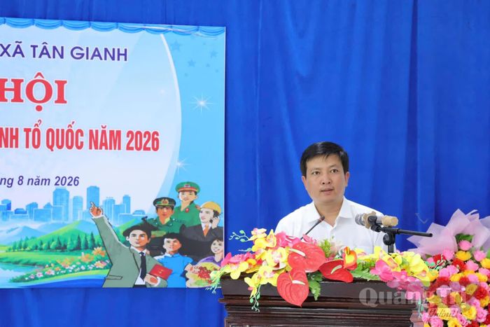 Đại diện lãnh đạo xã Tân Gianh phát biểu tại ngày hội - Ảnh: M.N