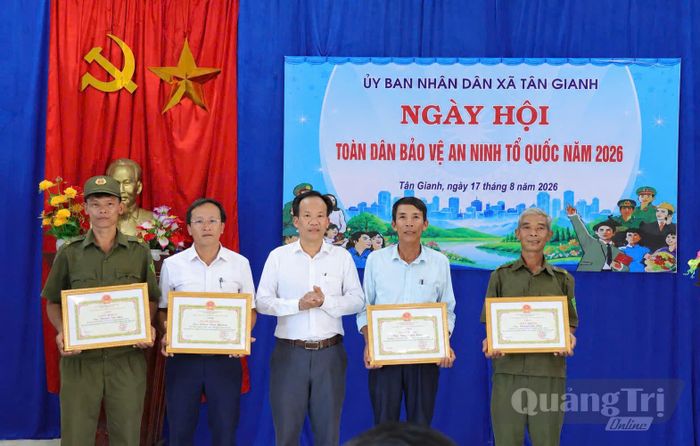 Các tập thể, cá nhân có thành tích tiêu biểu trong phong trào “Toàn dân bảo vệ an ninh Tổ quốc” được lãnh đạo xã Tân Gianh biểu dương, khen thưởng - Ảnh: M.N