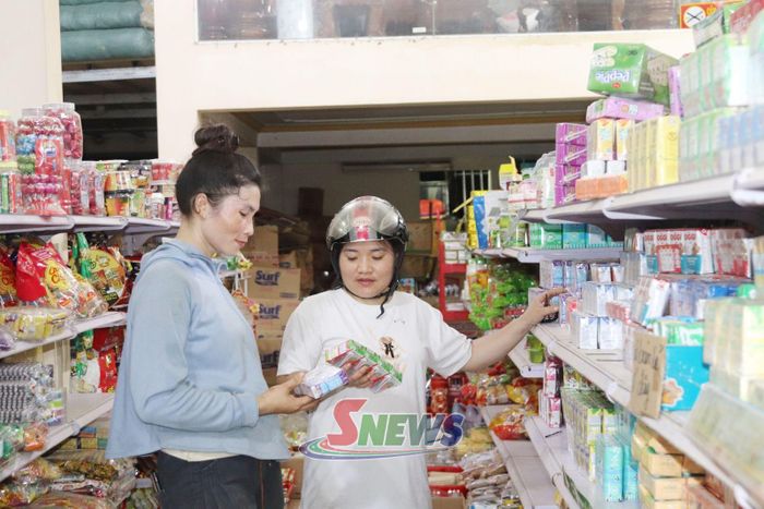 Nhân dân mua hàng tại một cửa hàng tạp hóa bản Giàn, xã Mường Bú.
