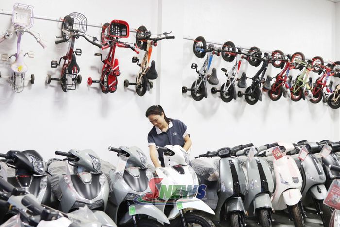 Cửa hàng Khoa Đạt, xã Mường Bú thu nhập cao từ kinh doanh xe điện và máy móc nông nghiệp, xây dựng.