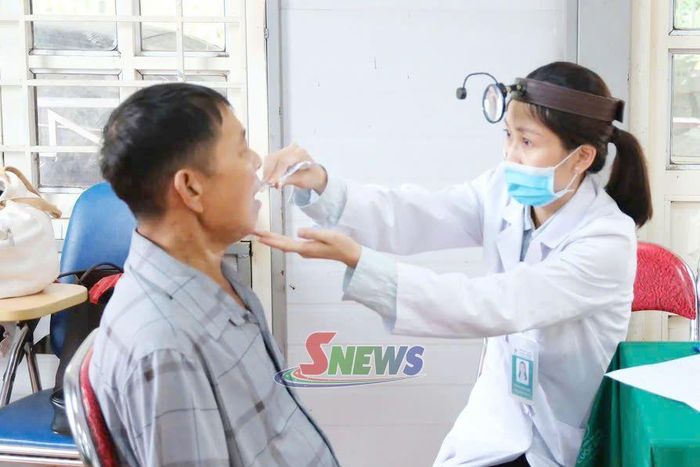 Bác sĩ Bệnh viện Đa khoa Cuộc sống khám sức khỏe cho người dân xã Mường Bú. Ảnh: Trung tâm Kiểm soát bệnh tật tỉnh Sơn La