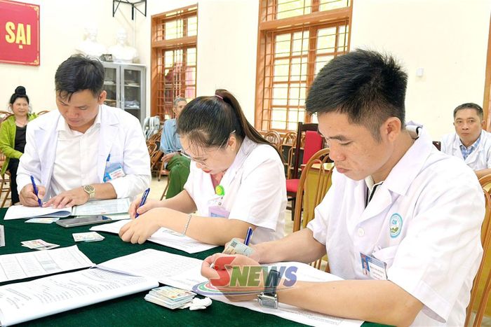 Các cán bộ y tế thu thập dữ liệu khám sức khỏe của người dân tại xã Mường Sại.