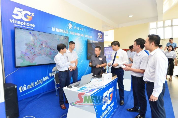 Các đại biểu trải nghiệm gian trưng bày số của VNPT Sơn La.