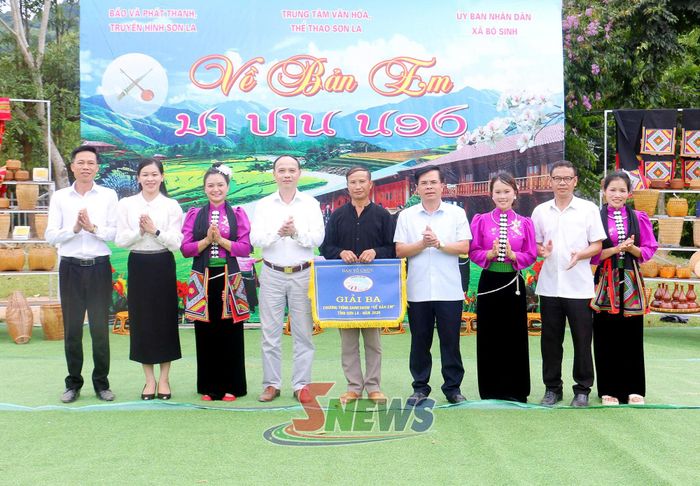 Ban tổ chức trao giải ba cho đội thi bản Băng Dạ