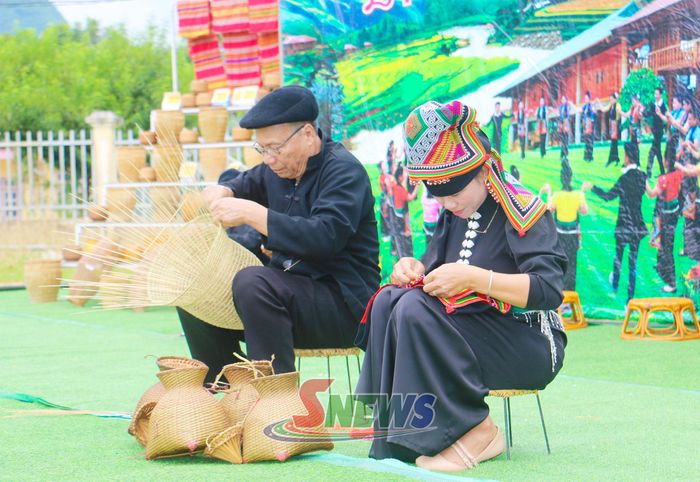 Đội thi bản Băng Dạ tham gia phần thi “Khéo tay, hay nghề” trong game show “Về bản em”.