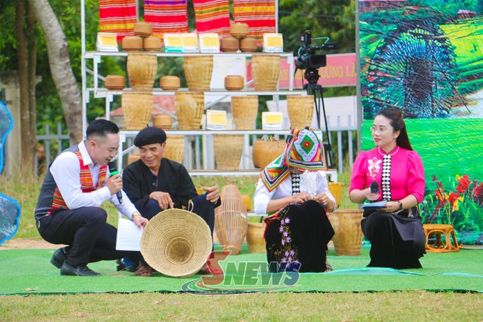 MC giao lưu cùng đội thi bản Pát Nong, xã Bó Sinh