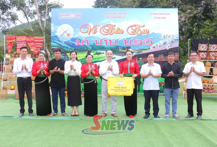 Ban tổ chức trao giải nhì cho đội thi bản Phống