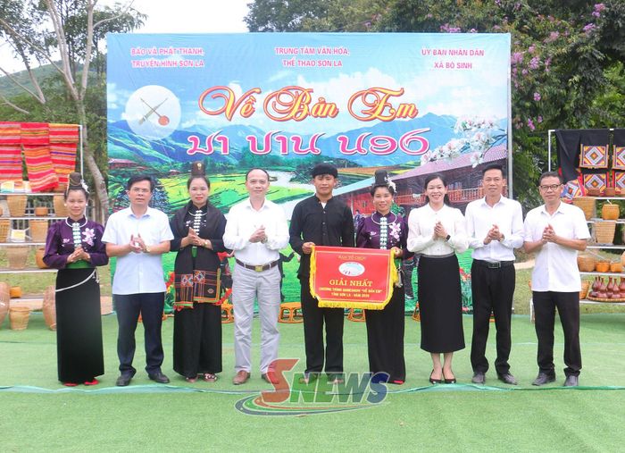 Ban tổ chức trao giải nhất cho đội thi bản Pát Nong