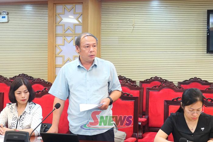 Lãnh đạo Sở Giáo dục và Đào tạo phát biểu tại cuộc họp.
