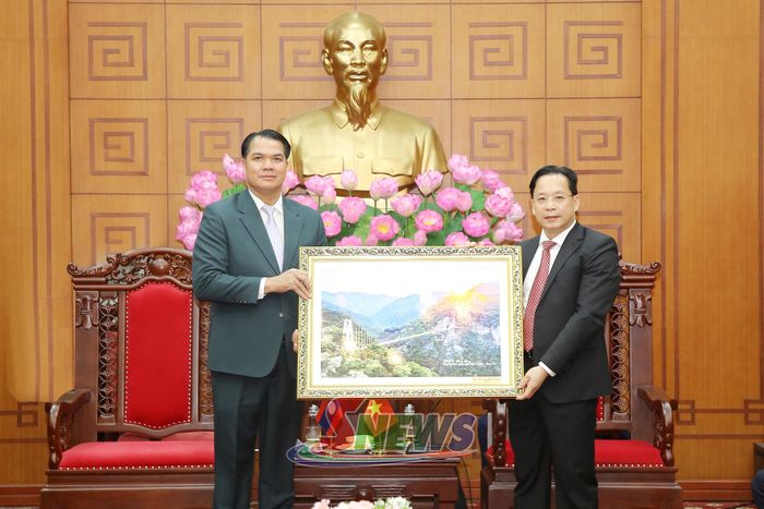 Đồng chí Bí thư Tỉnh ủy Sơn La tặng quà tỉnh Bò Kẹo