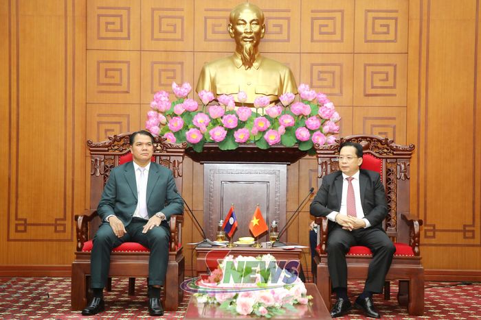 Đồng chí Hoàng Văn Nghiệm và đồng chí Pẻn Khăn - Bút Chăn Pheng.