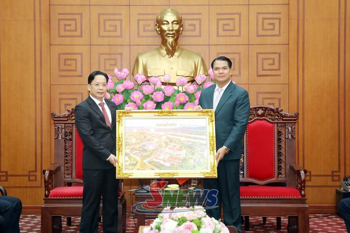 Đồng chí Bí thư Tỉnh ủy, Chủ tịch HĐND tỉnh Bò Kẹo, tặng quà cho tỉnh Sơn La.
