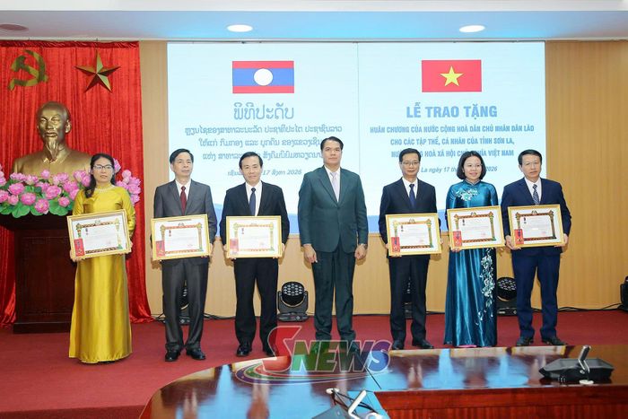 Đồng chí Pẻn Khăn - Bút Chăn Pheng chuyển trao Huân chương Lao động hạng III cho các tập thể.