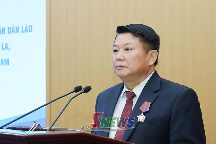 Đồng chí Lò Minh Hùng, Phó Bí thư Thường trực Tỉnh ủy, Chủ tịch HĐND tỉnh phát biểu tại Lễ trao tặng Huân chương.