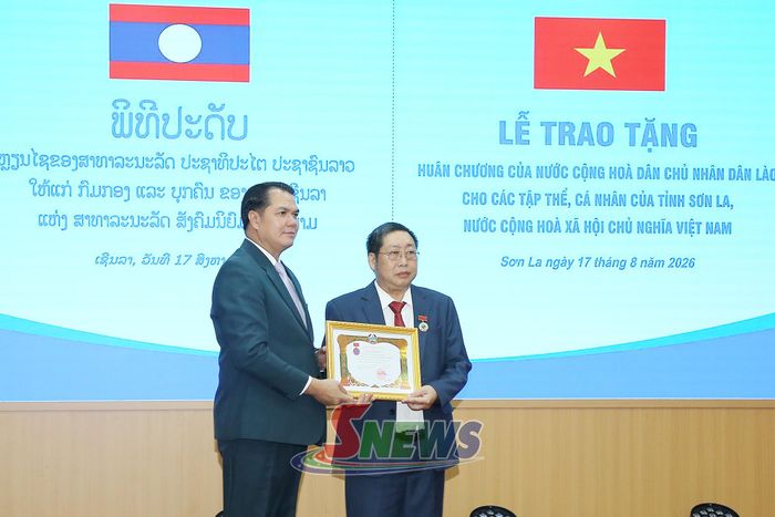 Đồng chí Pẻn Khăn - Bút Chăn Pheng chuyển trao Huân chương Hữu nghị hạng III cho ông Nguyễn Đức Long, Hiệu trưởng Trường Cao đẳng Sơn La.