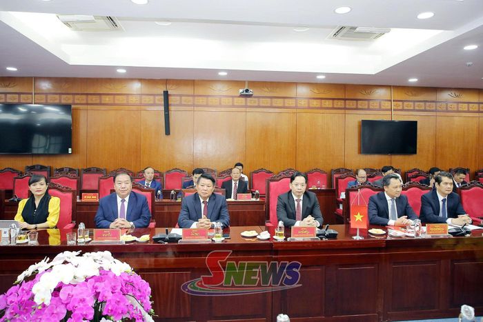 Các đồng chí lãnh đạo tỉnh Sơn La dự Lễ trao tặng Huân chương.