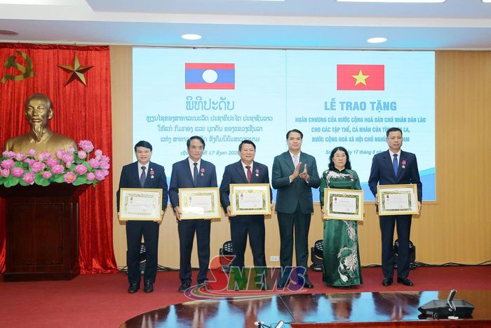 Đồng chí Pẻn Khăn - Bút Chăn Pheng chuyển trao Huân chương Tự do hạng III cho các cá nhân.