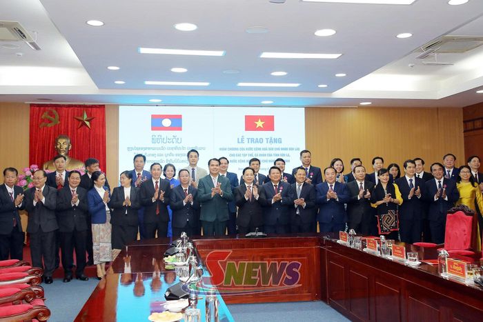 Các đại biểu chụp ảnh lưu niệm.
