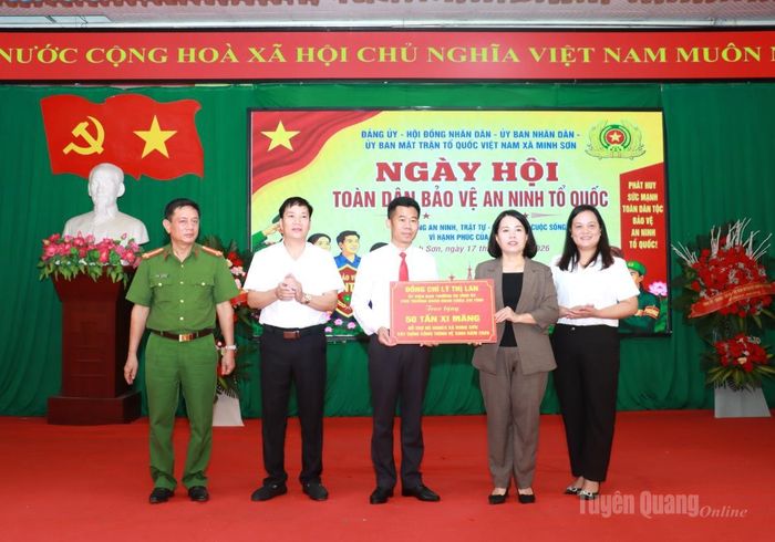 Đồng chí Lý Thị Lan, Phó Trưởng đoàn ĐBQH chuyên trách khóa XVI tỉnh tặng xã Minh Sơn 50 tấn xi măng để thực hiện công tác an sinh xã hội.