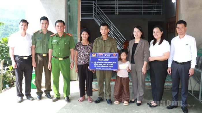Phó Trưởng đoàn ĐBQH chuyên trách khóa XVI tỉnh Lý Thị Lan và lãnh đạo Công an tỉnh tặng 1 cặp dê giống cho thành viên Tổ an ninh trật tự cơ sở có hoàn cảnh khó khăn tại xã Minh Sơn.