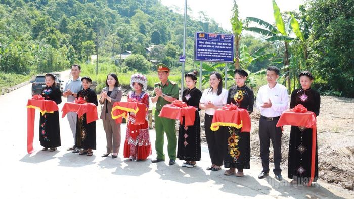 Các đại biểu cắt băng khánh thành công trình “Thắp sáng đường quê, giữ gìn an ninh trật tự” tại thôn Nà Sáng, xã Minh Sơn.