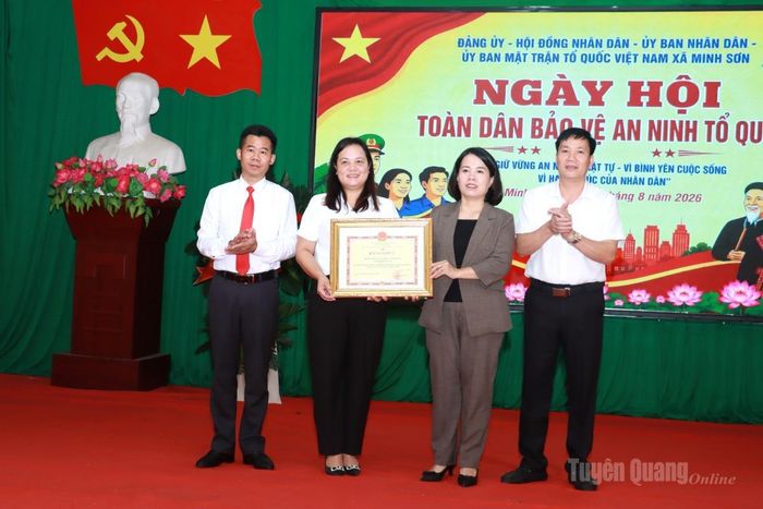 Phó Trưởng đoàn ĐBQH chuyên trách khóa XVI tỉnh Lý Thị Lan trao Bằng khen của Chủ tịch UBND tỉnh cho Nhân dân và cán bộ xã Minh Sơn vì có thành tích xuất sắc trong phong trào Toàn dân bảo vệ an ninh Tổ quốc.