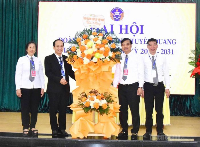 Lãnh đạo Liên đoàn Luật sư Việt Nam tặng hoa chúc mừng Đại hội.