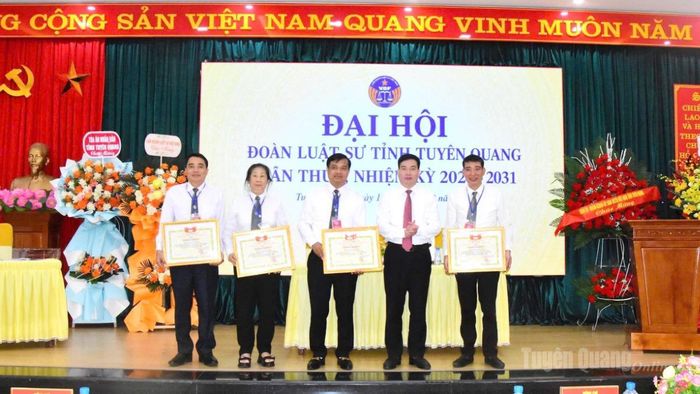 Lãnh đạo Ủy ban MTTQ Việt Nam tỉnh trao Bằng khen cho tập thể, cá nhân có thành tích xuất sắc trong tổ chức và hoạt động của Đoàn Luật sư giai đoạn 2025-2026.