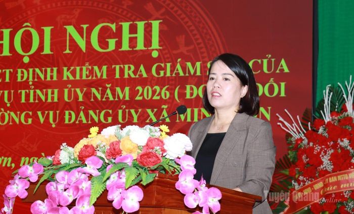 Đồng chí Lý Thị Lan, Phó Trưởng đoàn ĐBQH chuyên trách khóa XVI tỉnh, Trưởng Đoàn kiểm tra, giám sát phát biểu tại hội nghị.