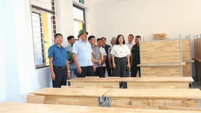 Đoàn kiểm tra việc trang bị lắp đặt cơ sở vật chất phòng lớp học Trường Phổ thông nội trú liên cấp Tiểu học và THCS Minh Tân.