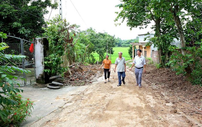 Ông Nguyễn Xuân Viện (ngoài cùng bên phải), người có uy tín thôn Sùng Lễ vận động nhân dân hiến đất mở đường.