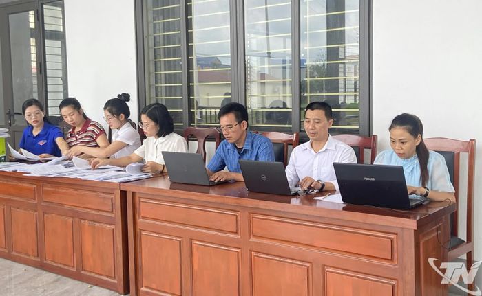 Các tổ công tác của xã Phú Lương thực hiện rà soát, đối chiếu, thu thập dữ liệu đất đai.
