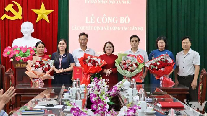 Xã Na Rì luôn quan tâm luân chuyển cán bộ giữa các phòng, ban để nâng cao trình độ, bản lĩnh chính trị cho cán bộ người dân tộc thiểu số.