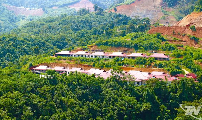 Khu tái định cư thôn Tà Han được hỗ trợ đầu tư xây dựng khang trang giúp đồng bào ổn định cuộc sống.