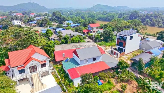Ngôi biệt thự 3 tầng (mái đỏ) khang trang của gia đình ông Bản cùng một số hộ dân tại tổ 17 (điểm đầu tuyến cầu Cao Ngạn) sẽ di dời hoàn toàn vì nằm trong vùng giải phóng mặt bằng cho dự án đê Hữu Cầu.