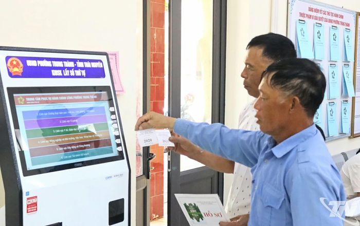 Tại Trung tâm Phục vụ hành chính công phường Trung Thành, người dân tự lấy số đăng ký làm các thủ tục hành chính.
