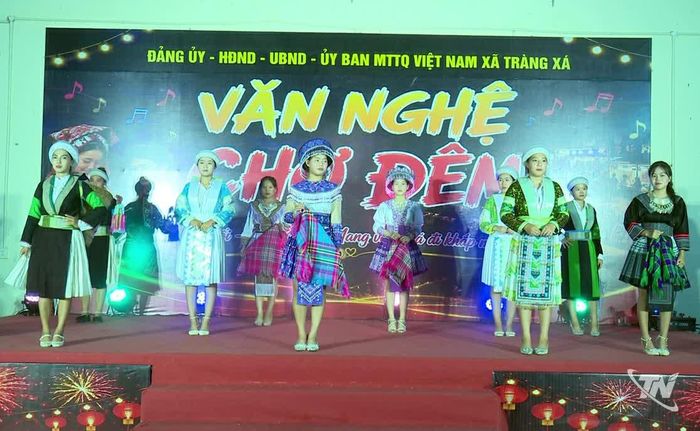 Các thành viên Câu lạc bộ "Gìn giữ bản sắc văn hóa dân tộc Mông" trình diễn trang phục truyền thống.