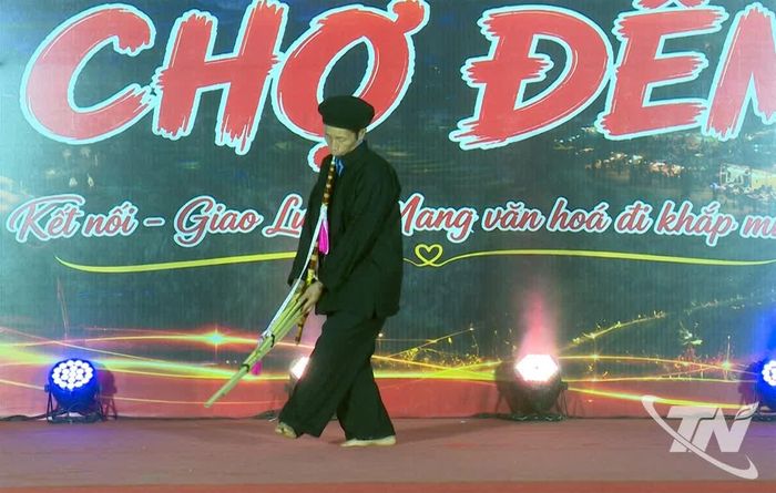 Nghệ nhân Lý Văn Dùng trình diễn thổi và múa khèn.