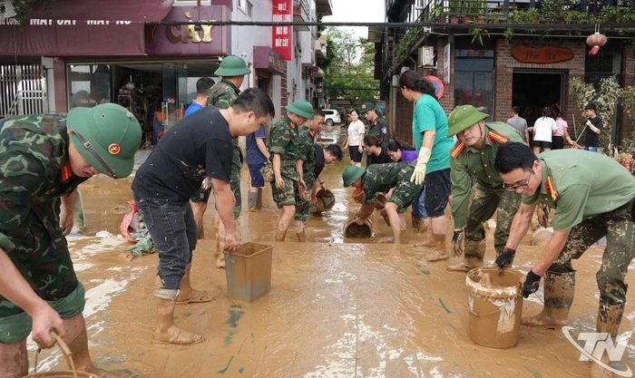 Tuổi trẻ lực lượng Công an cùng các lực lượng hỗ trợ người dân khắc phục hậu quả mưa lũ, sớm ổn định cuộc sống.