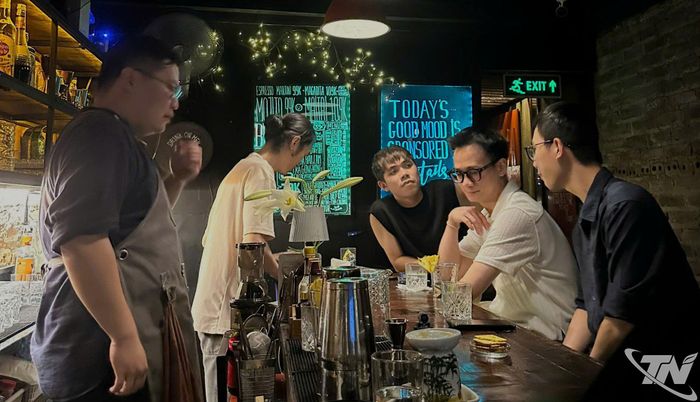 Anh Nguyễn Hoàng Tú và các cộng sự tại quán cà phê do mình gây dựng.