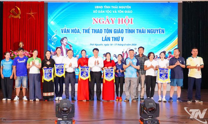 Đồng chí Phó Chủ tịch UBND tỉnh Nông Quang Nhất trao Cờ lưu niệm cho các đoàn tham gia Ngày hội.