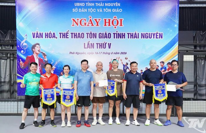 Ban Tổ chức trao giải cho các vận động viên đạt giải môn Pickleball.