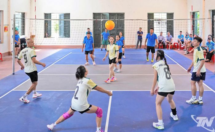 Các vận động viên thi đấu bóng chuyền hơi.