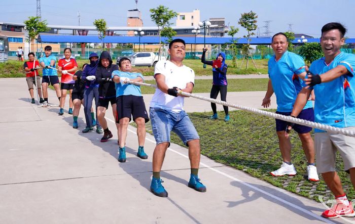 Các vận động viên thi kéo co.