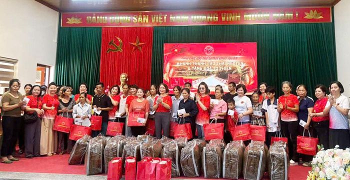 Những phần quà thiết thực được trao tới các hộ dân có hoàn cảnh khó khăn.